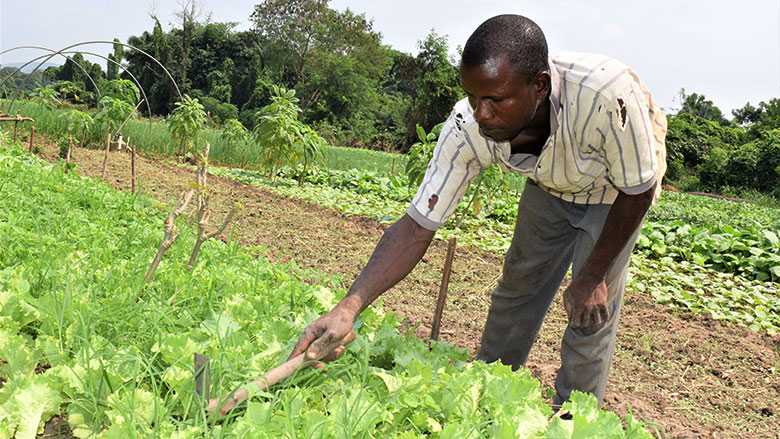 personne parlant au téléphone