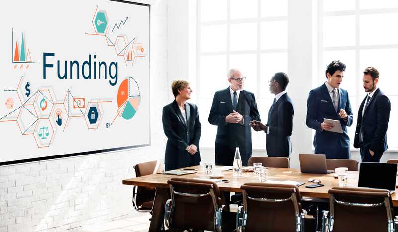 Les gens d'affaires au bureau coopèrent au mur avec les autocollants. Équipe mixte d'entrepreneurs